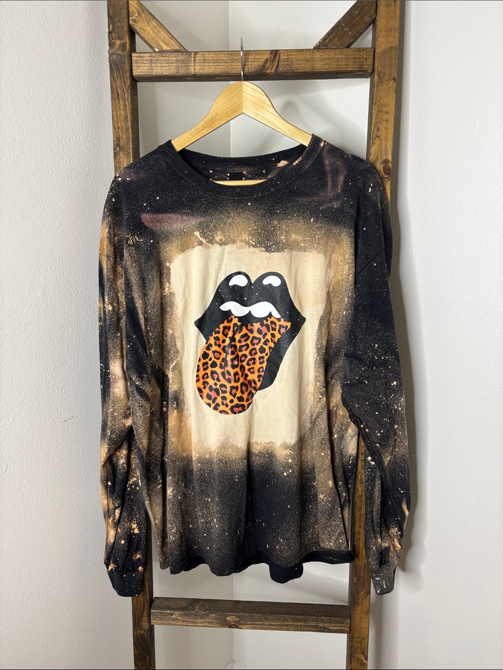 Graphic Leopard Tongue Bleach-Dye Long Sleeve Tee Size XL